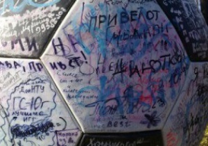 Местная специфика: Памятник Евро-2012 в Донецке исписали не вандалы, а последователи мэра