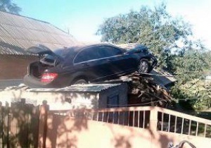 Полет навигатора. Mercedes игрока Ворсклы приземлился на сарай