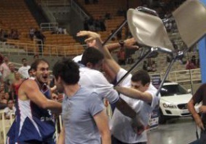 Накануне ЧМ-2010 cербы и греки устроили грандиозное побоище