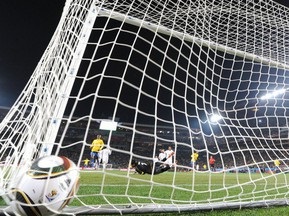 Введение видеоповторов FIFA обсудит в октябре