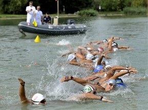 Российская пловчиха получила ногой по лицу во время заплыва на открытой воде