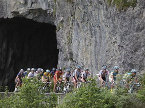 Стадо овец преградило путь велогонщикам на Тур де Франс