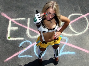 Фотогалерея. Голий протест. Активістки FEMEN не хочуть Євро-2012
