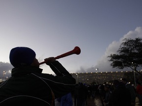 Арбитры ЧМ-2010 тренируются под звук вувузел