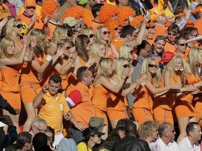 Голландских болельщиц в ЮАР задержали из-за мини-юбок