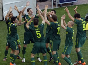 Фотогалерея: Ритуальные пляски на глазах Зидана. Словения справляется с Алжиром