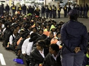 В ЮАР демонстрацию стюардов стадиона разогнали слезоточивым газом