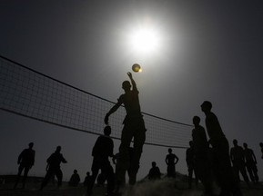 На Прикарпатті священики зіграли з ув язненими у волейбол