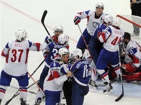 ЧМ по хоккею: Россия огорчила Беларусь, норвежцы раскатали французов