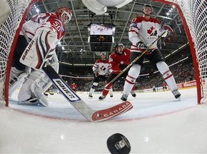 ЧМ: Швейцарцы сенсационно разгромили канадцев, сборная Финляндии выбила команду США