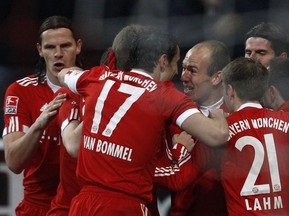 Бундеслига: Шальке догоняет Баварию, Гамбург капитулирует перед Хоффенхаймом