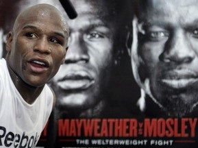 Переможцю бою Мозлі - Мейвезер вручать діамантовий пояс WBC