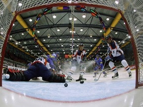 Хоккей: Украина уверенно обыграла хозяев турнира