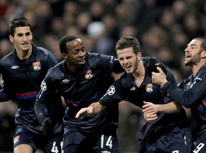 Футболисты Лиона добираются на матч с Баварией микроавтобусами