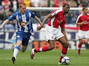 АПЛ: Арсенал проигрывает Уигану, МЮ возвращает интригу в чемпионскую гонку