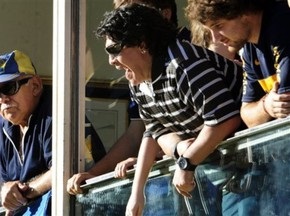 Марадону укусила за лицо собственная собака