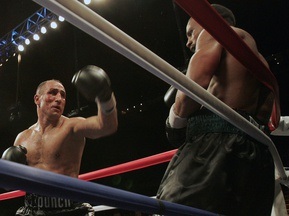 Диррелл одержал победу в результате дисквалификации Абрахама