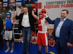 Братья Кличко открыли спортзал в Коломые