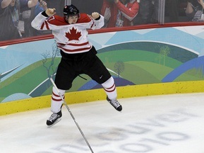 Клюшка и перчатки Кросби нашлись на пути в Россию