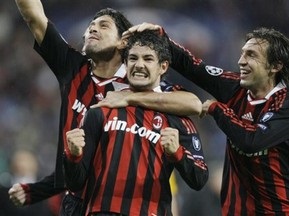 Пато летит на Олд Траффорд