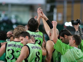 Будивельник возвращает себе первое место