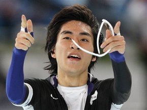 Корейский конькобежец побеждает с Олимпийским рекордом