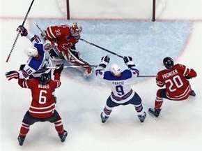 Хоккей: США побеждает Канаду