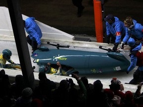 Во время бобслейных соревнований перевернулось три экипажа