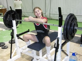 Десятилетняя девочка выполнила норматив взрослого разряда по жиму штанги лежа