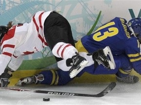 Хоккей: Сборная Канады громит шведок