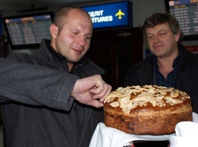 Фотогалерея: Хлеб-соль для Федора Емельяненко