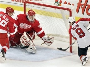 NHL: Красные Крылья уступают Пантерам