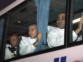 Египетские болельщики забросали камнями автобус с футболистами сборной Алжира