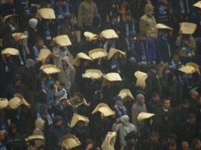 Вболівальники Дніпра використовували крісла зі стадіону замість парасольок