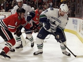 Шведскому хоккеисту сломали ногу шайбой