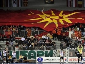 Футбольні фанати в Косові спалили державний прапор Македонії