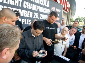 Виталий Кличко будет боксировать в черно-золотых перчатках