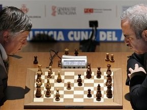 Каспаров выиграл у Карпова вторую партию шахматного суперматча
