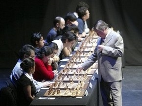 Карпов и Каспаров сыграли одновременно с 20 соперниками