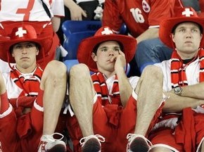 Швейцарские футбольные фанаты избили полицейского в Риге