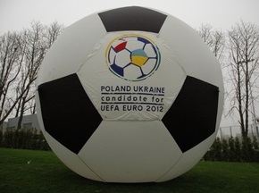 УЕФА запретила выпуск сувениров с логотипом Евро-2012 до лета 2010 года