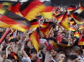 Немецким футбольным фанатам запретили мусорить на улицах