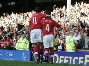 АПЛ: Арсенал громит Портсмут, МЮ издевается над Уиганом, Ливерпуль проиграл Астон Вилле