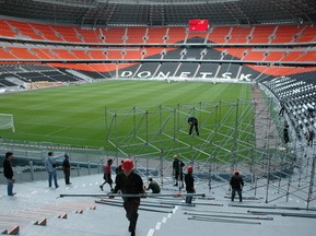 На Донбасс-Арене начали установку сцены