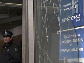 Ассоциацию футбола Аргентины забросали камнями