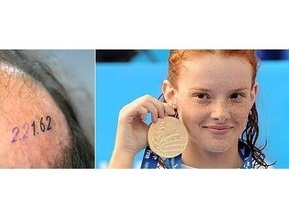 Отец Чемпионки мира по плаванию вытатуировал на лысине рекордное время дочери