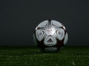 В матче Лиги Чемпионов лайнсмен получил по голове неизвестным предметом