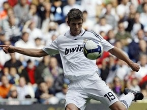 Переход Хунтелара в Штуттгарт может сорваться из-за денег