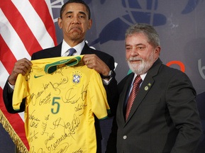 Обаме подарили майку сборной Бразилии по футболу