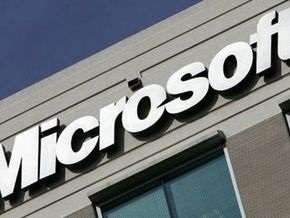 Прибыль Microsoft впервые за 23 года упала почти на треть